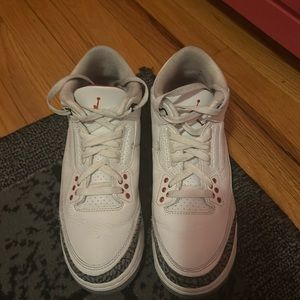 IR JORDAN 3 RETRO GS 'WHITE CEMENT REIMAGINED'
GOOD CONDITION
GS 7
SOME CREASES